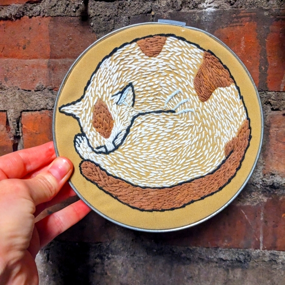 ✨ Handmade embroidered sleeping kitty - Picture 1 of 1